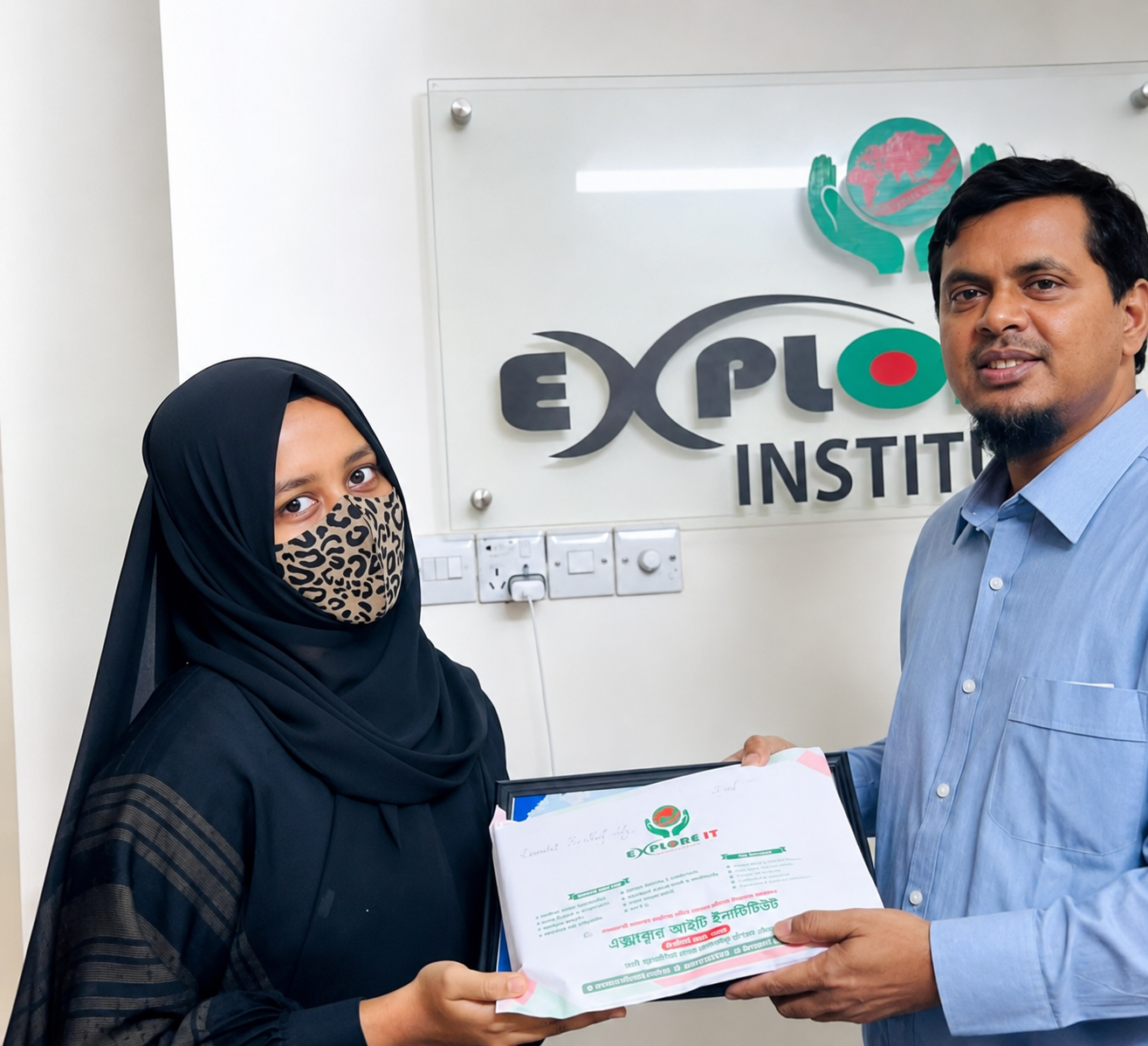 Karisma Das receiving certificate